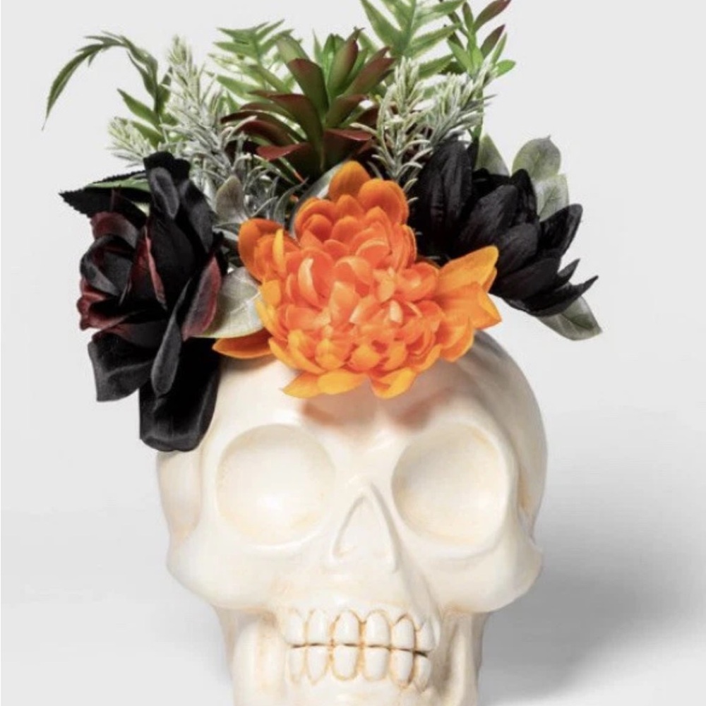 2022 Hyde Eek White Skull Succulent Plant Flower Ghoulish Garden Halloween